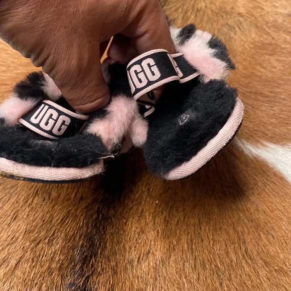 Kids baby UGG winter slippers size 8 check them out very nice thanks 🙏 - Picture 3 of 8